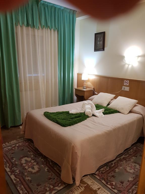 Hostal Ponte Dos Santos Ribadeo Exterior foto